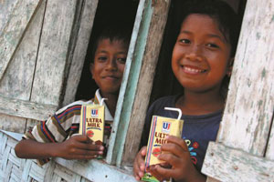 Kids drinking milk